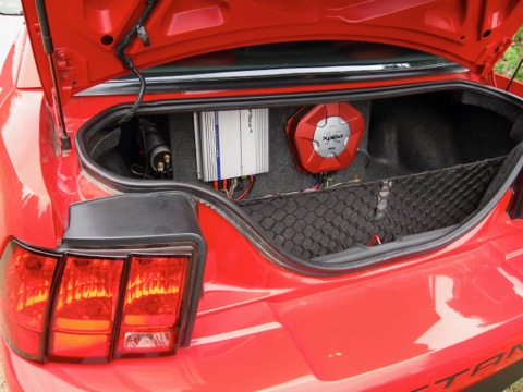 Mustang GT / Trunk-mounted stereo equipment