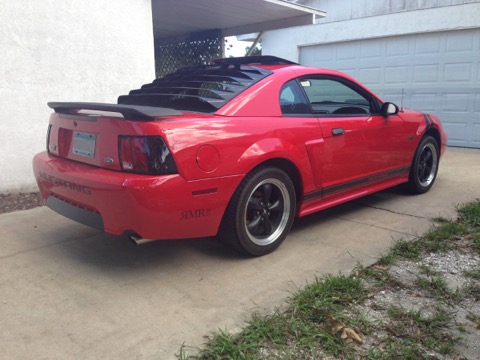 Mustang GT / Rear three-quarter view by the garage